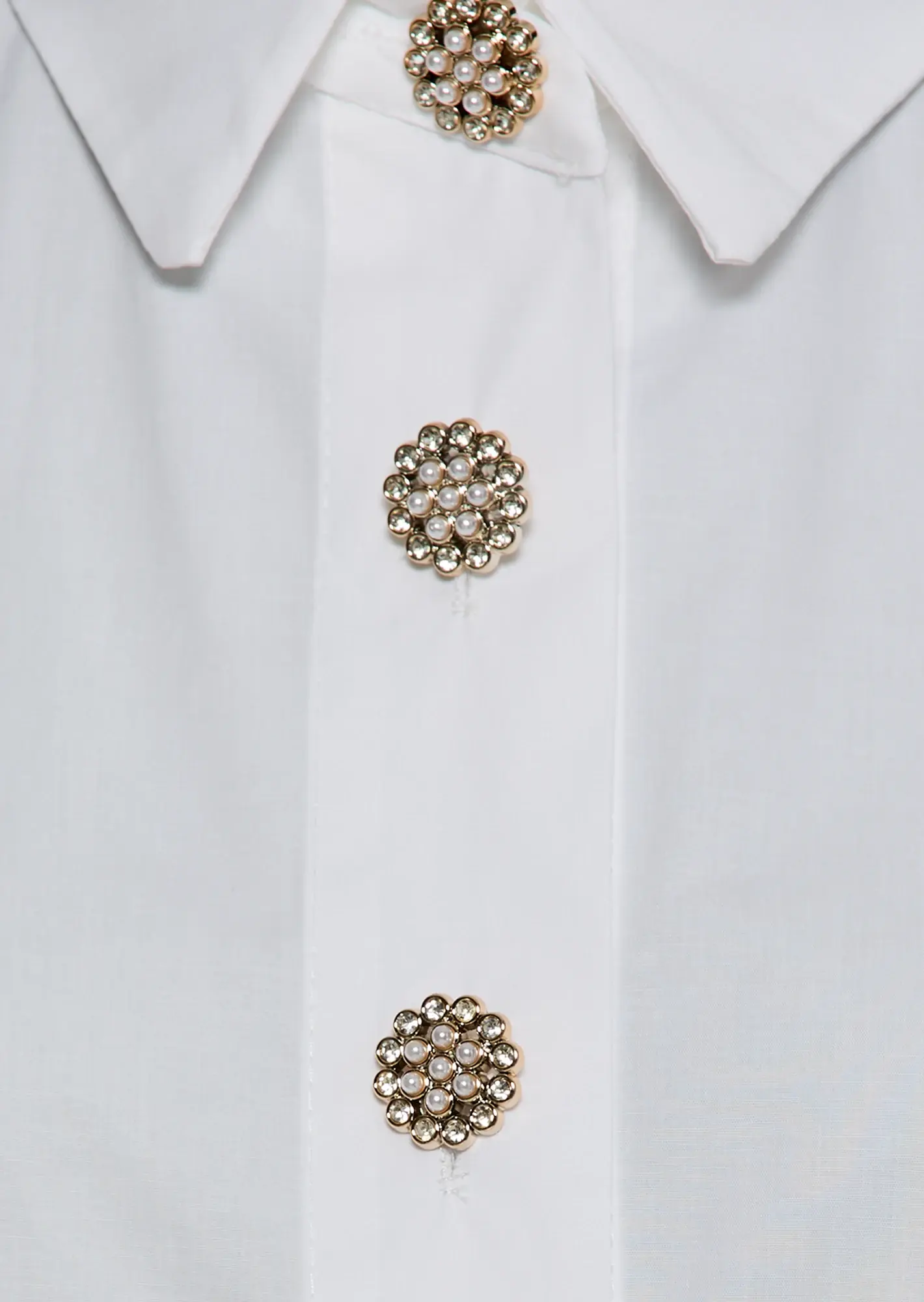 Bluse mit dekorativen Knöpfen, weiß