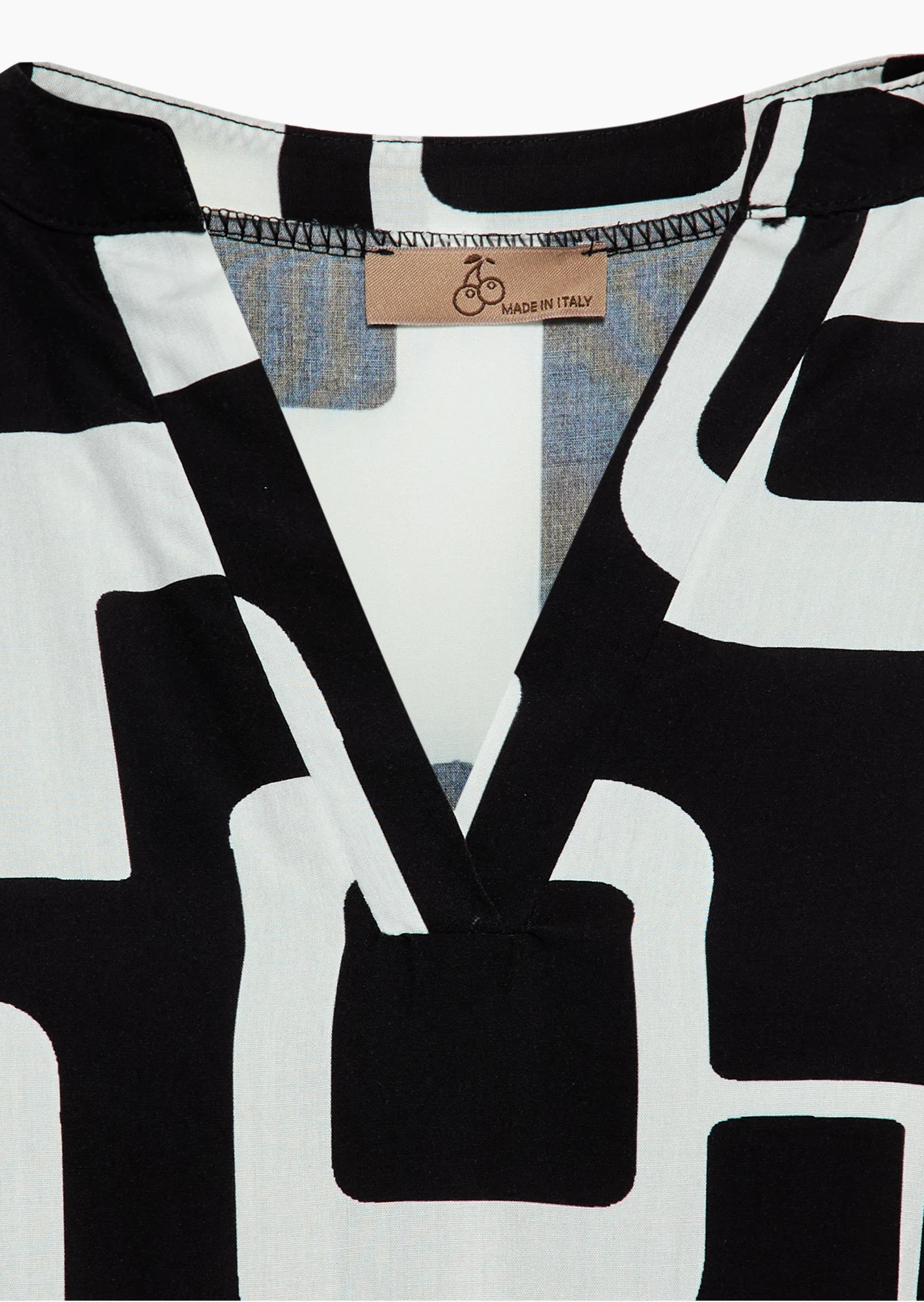 Bluse im Alloverprint, schwarz-weiß