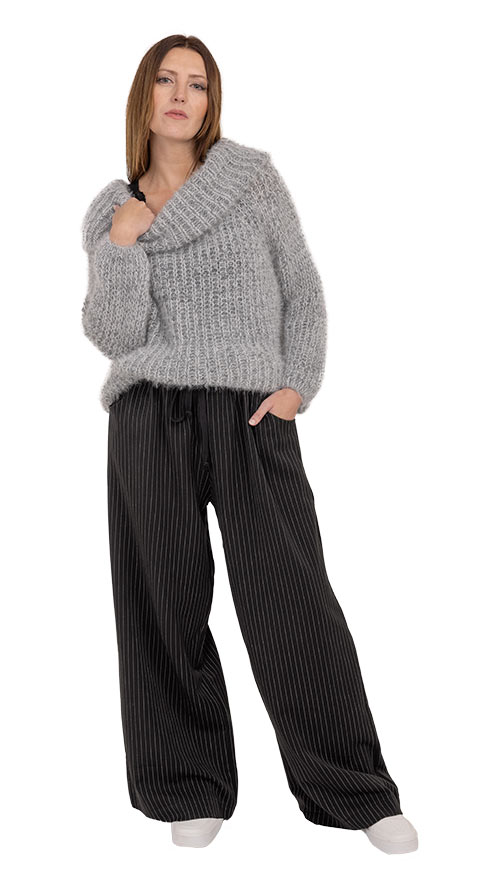 Outfit Kuschelpullover mit Nadelstreifenhose